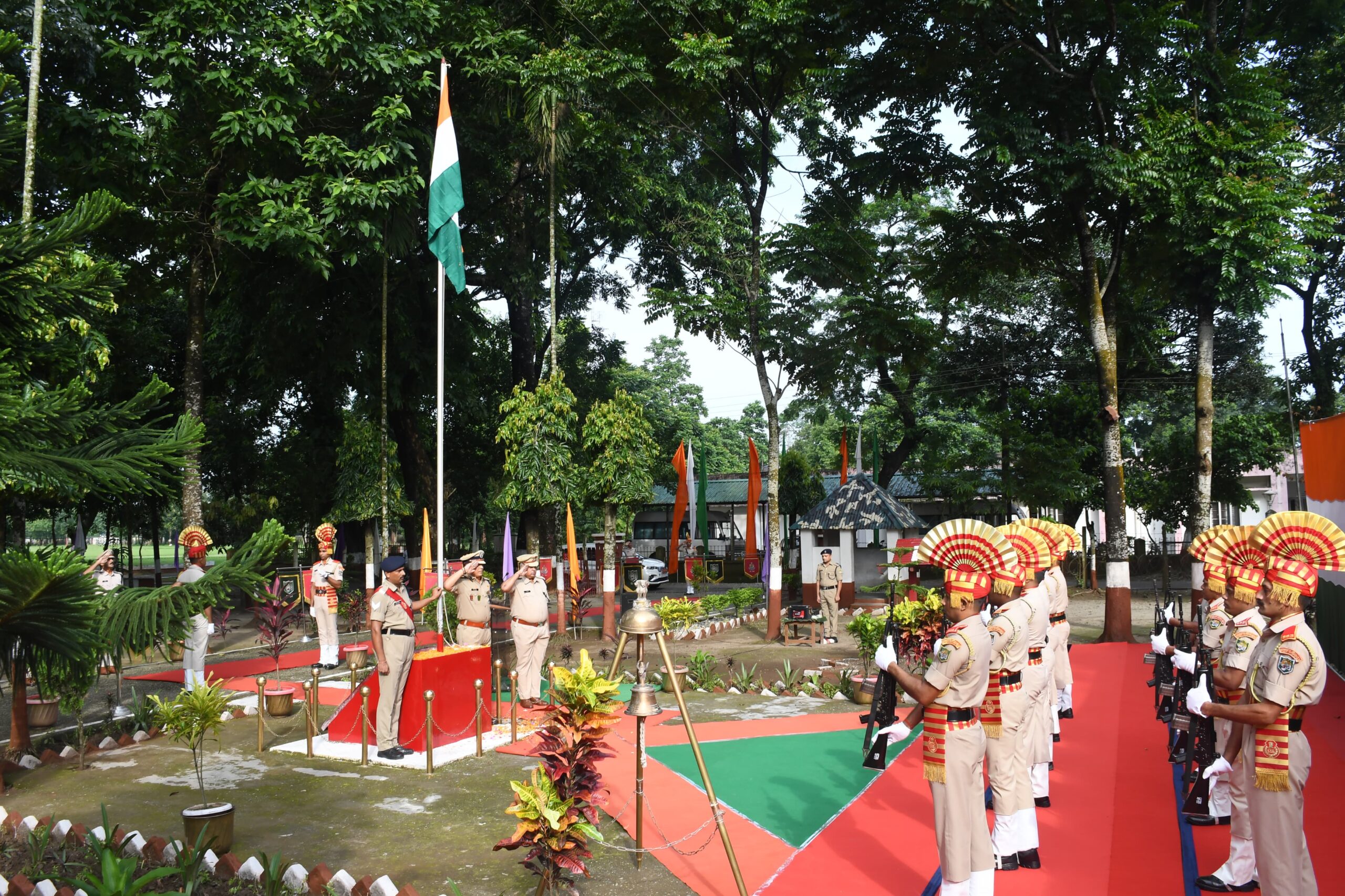 भारत भोटाङ सीमा चौकीमा एसएसबीद्वारा झण्डा उत्तोलन