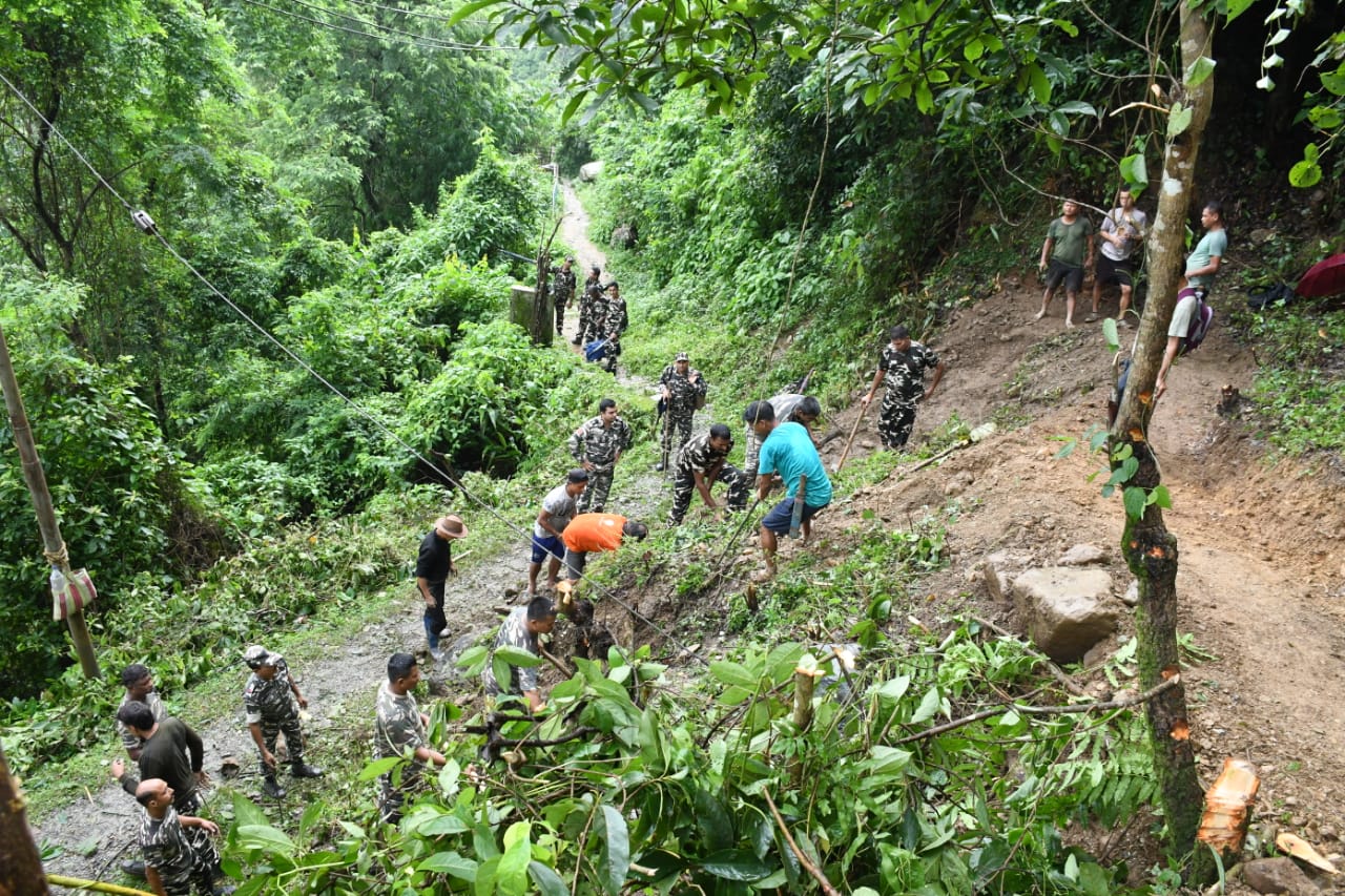 पैह्रोले धस्किएको बाटो एसएसबीद्वारा निर्माण