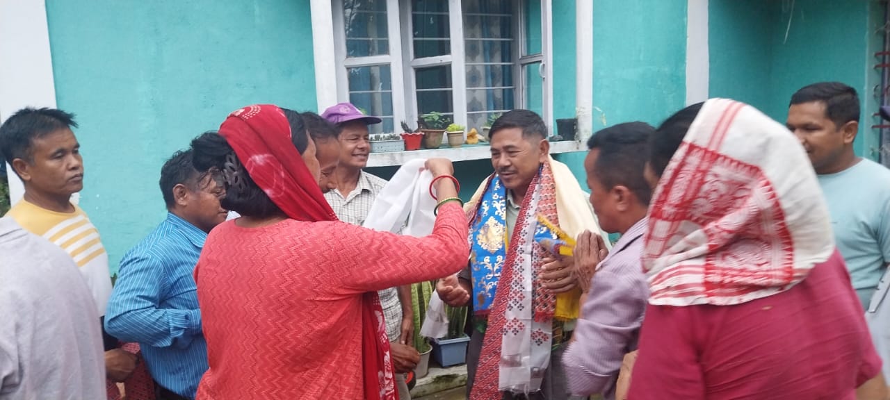 नयाँ नियुक्त चेयरम्यान कान्छा लामालाई गाउँलेको तर्फबाट बधाई तथा सम्मान
